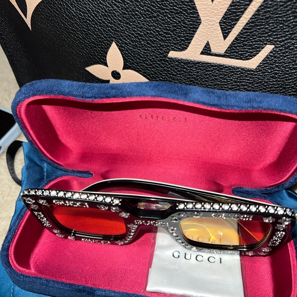 Gucci sunglasses perfect for fashion ladies or men ❤️‍🔥❤️‍🔥NO BUNDLE ANSWERING❌
